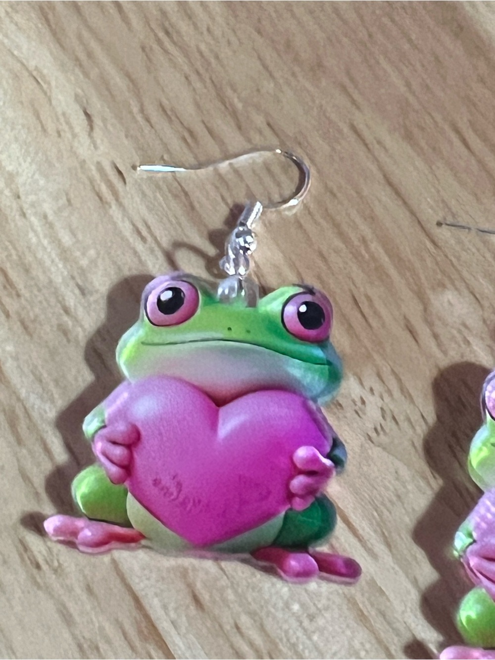 Cute Green Frog Earrings Holding Pink Hearts E69 - Picture 4 of 4